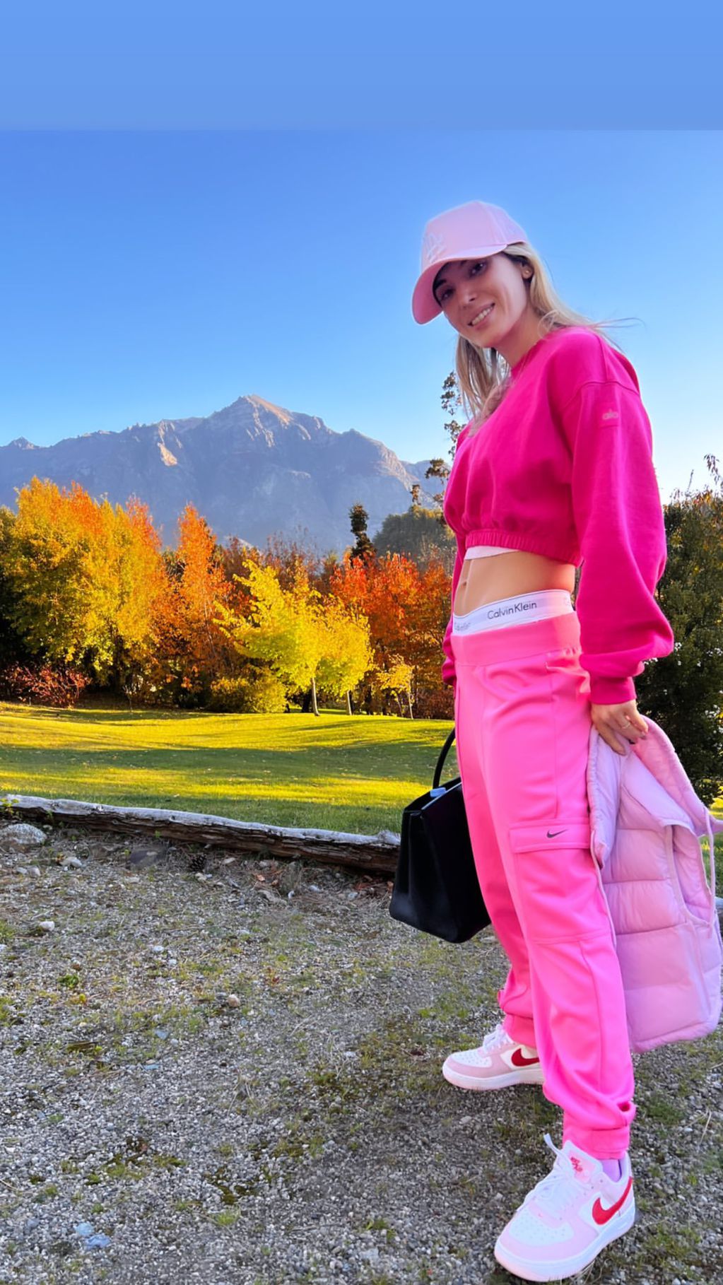 Jesica Cirio disfrutando de las montañas con un look total pink