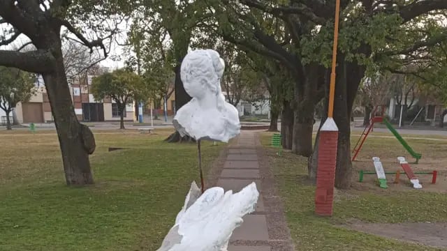 Vandalismo en la Plaza Belgrano de Pérez