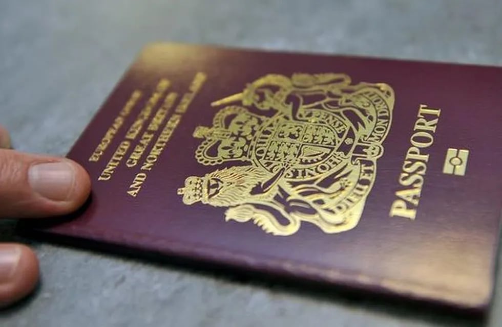 El Reino Unido borra el sello de la Unión Europea de sus pasaportes.