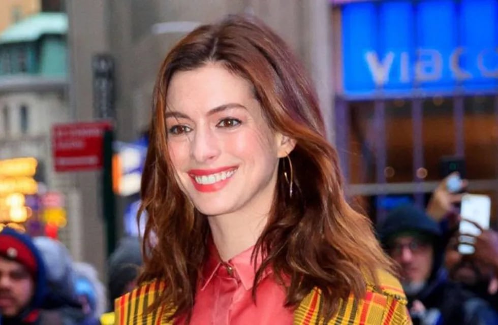 Anne Hathaway deslumbró en la alfombra roja con su panza de embarazada
