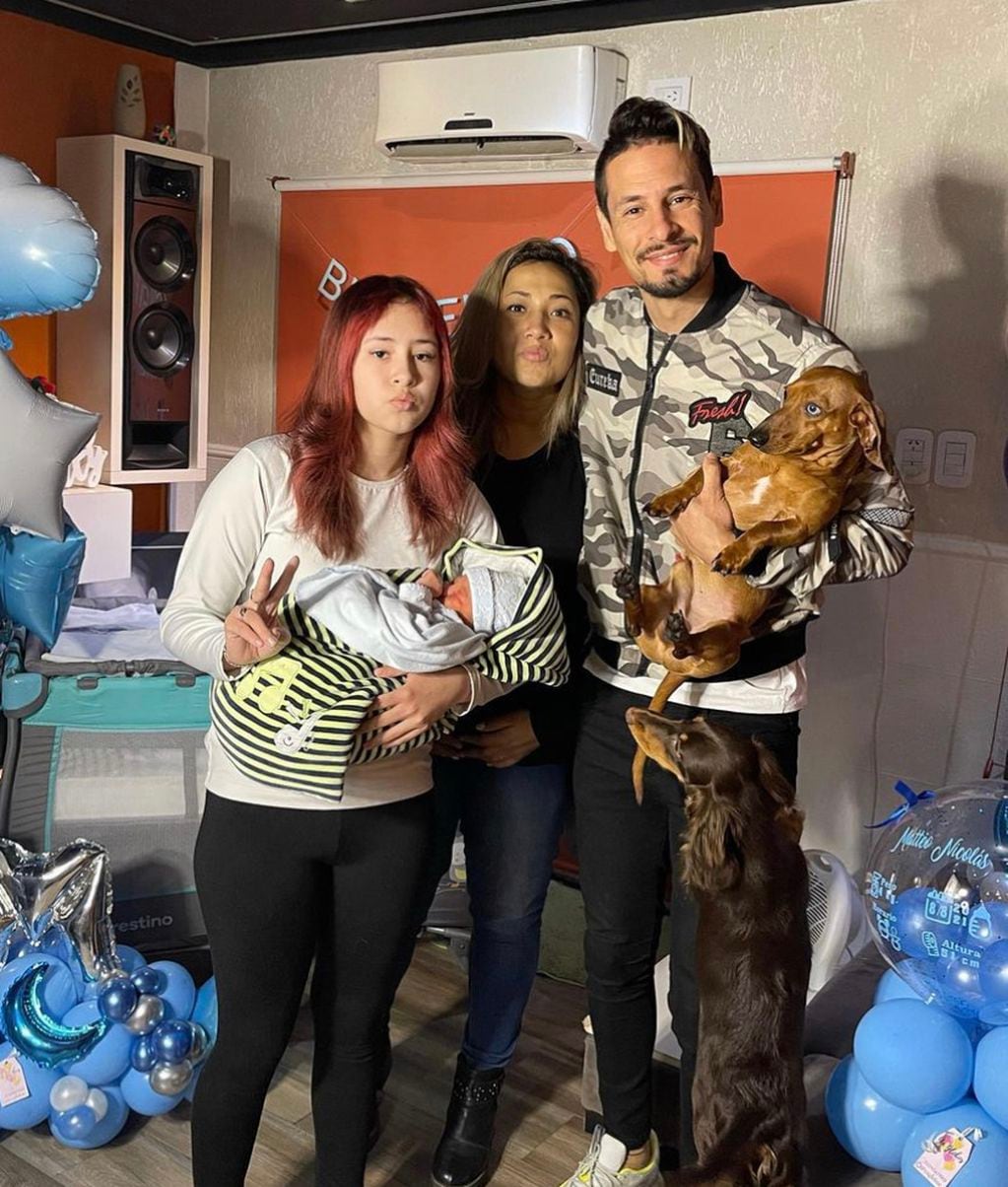 La foto familiar que resultó de la bienvenida de Matteo, el integrante más nuevo de la familia Tapari.
