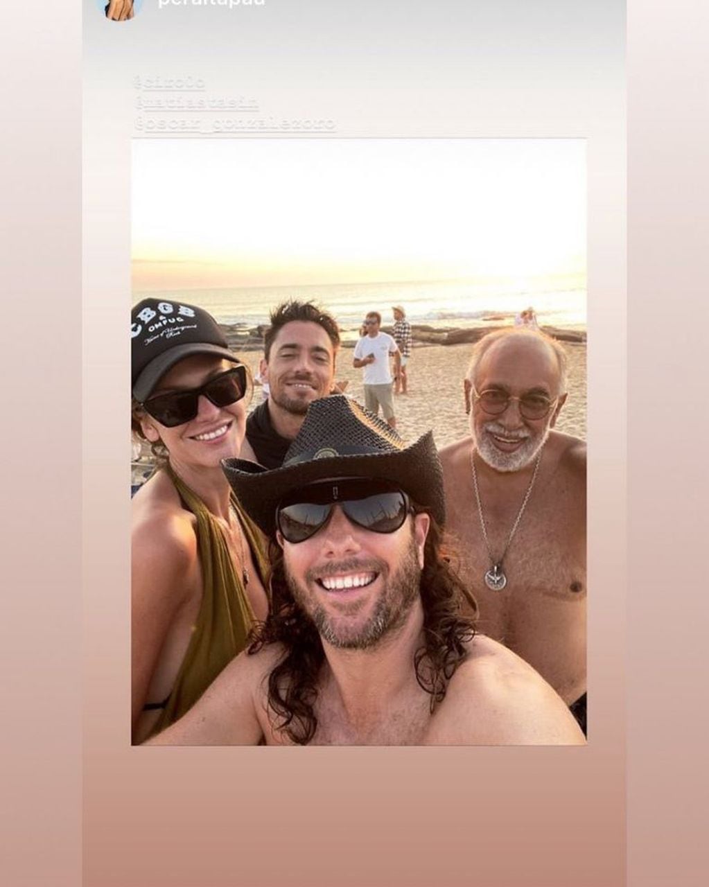 Oscar González Oro posa junto a Matías Tasín, la cantante y modelo Paula Peralta y la pareja de ella (Foto: Instagram/ @oscar_gonzalezoro)