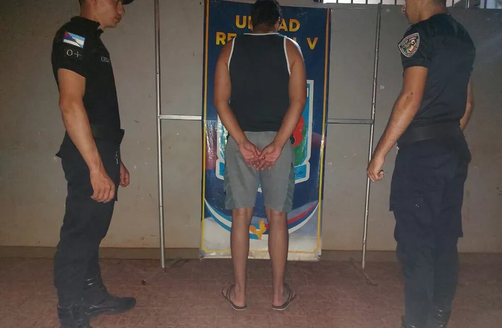Comandante Andresito: detienen a un individuo acusado del robo de equipos de establecimientos escolares.