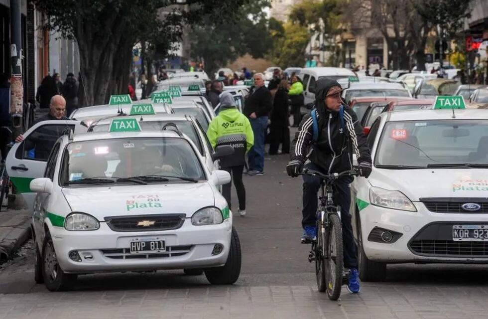 Piden aumentar las tarifas de los taxis (AGLP).
