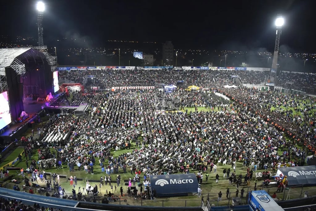 Una multitud asistió a la gala de elección de la nueva representante nacional de los estudiantes, en el estadio "23 de Agosto" de Jujuy, el pasado viernes.