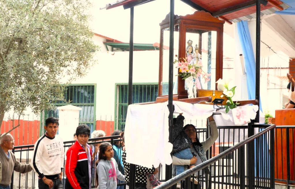 Fieles de todas las edades concurren los domingos de octubre al santuario de Río Blanco para "implorar gracia y poner nuestra vida bajo la protección de la Virgen", dijo el obispo Daniel Fernández.