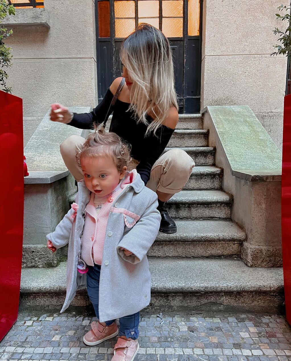 El "Instagram vs realidad" de Agustina Gandolfo y su hija Nina.