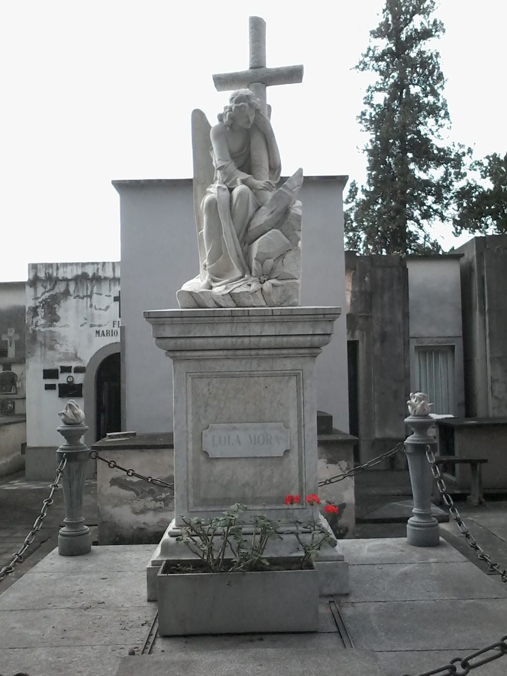 Tumba de Lola Mora en el Cementerio del Oeste, Tucumán