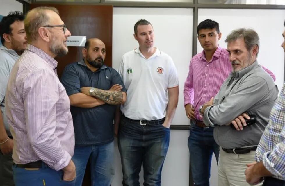 El director provincial de Protección Civil, Gabriel Gasparutti junto a funcionarios provinciales (Prensa Municipalidad de Rafaela)