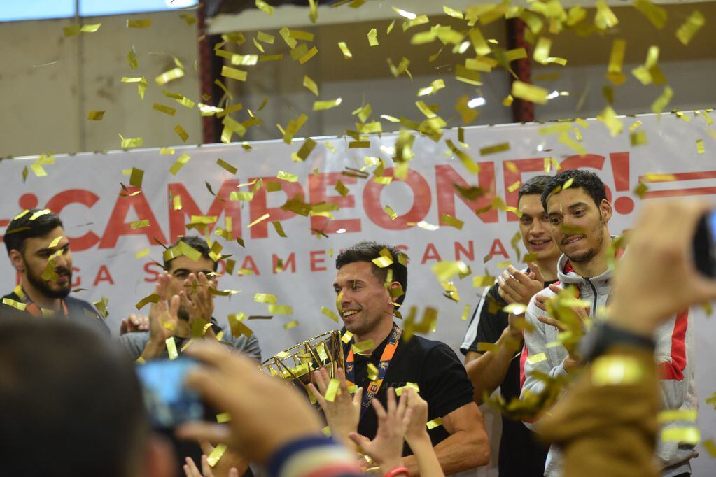 Los jugadores e hinchas de Instituto festejaron a pleno en el Ángel Sandrín la obtención de la Liga Sudamericana de básquet. Foto Javier Ferreyra