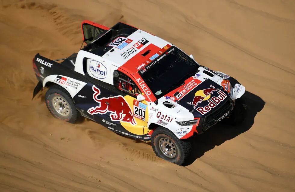 Al-Attiyah y la nueva Hilux volaron en el primer día extenso de competencia del Dakar 2022.