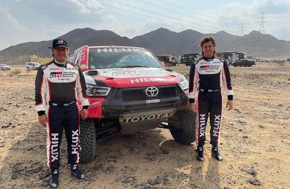 Juan Cruz Yacopini junto a su padre en el Rally Dakar 2021