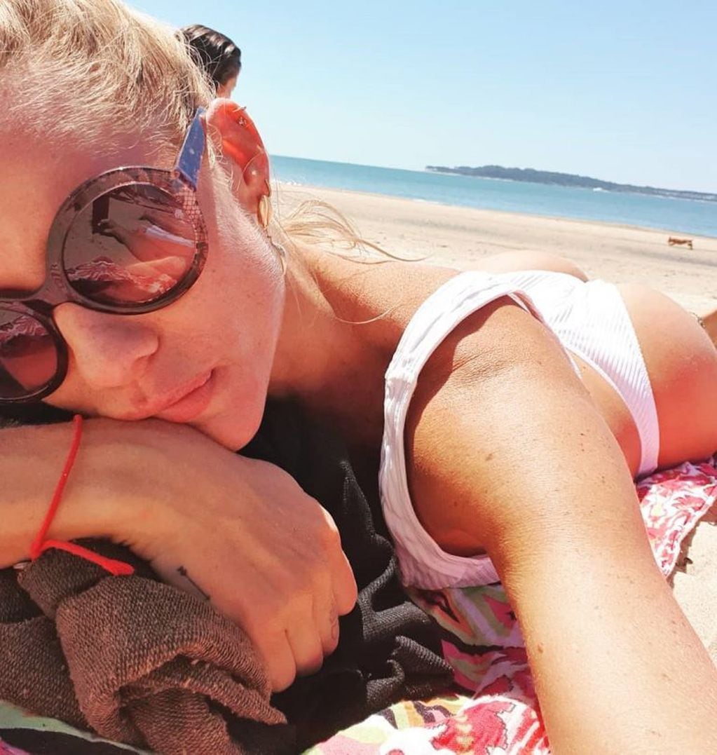 Nicole Neumann encandiló con su bikini blanca en las playas de Punta del Este (Foto: Instagram/@nikitaneumannoficial)