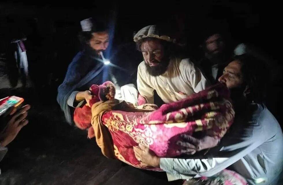 Un terremoto en Afganistán dejó al menos mil muertos y cientos de heridos.