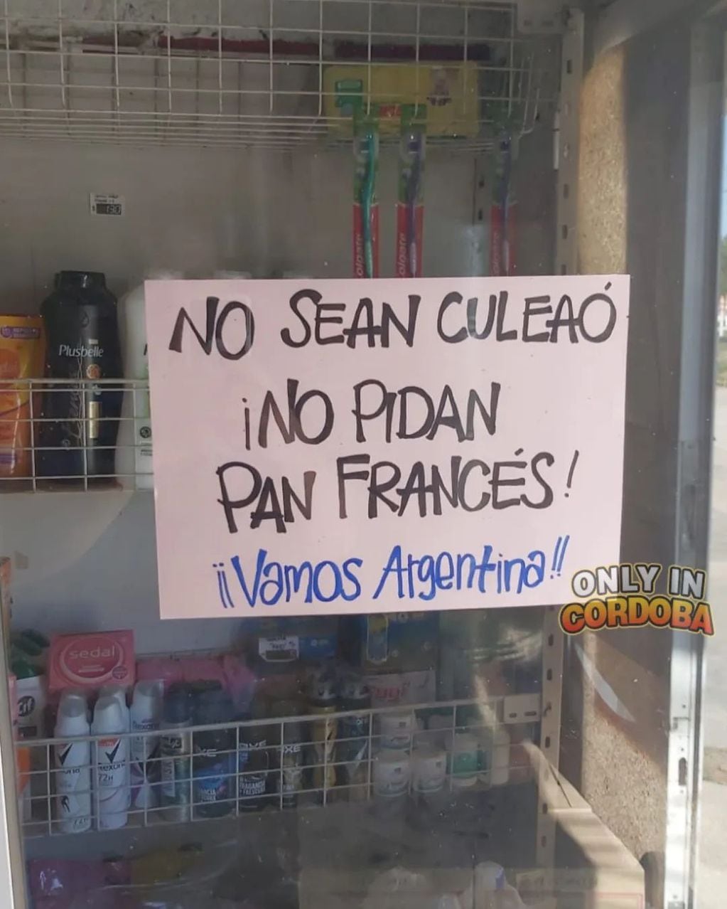 El kiosco de Río Tercero abrió con un desopilante cartel en su vidriera.