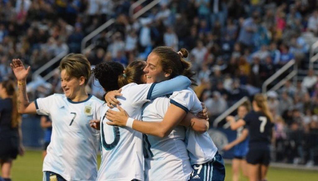 Yamila Rodríguez en el festejo del primer gol argentino. Luego fue empate. (AFA)