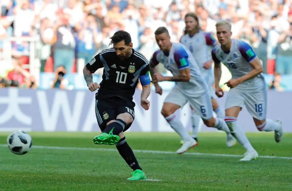Lionel Messi falló desde los 12 pasos ante Islandia. (AP Photo/Ricardo Mazalan)