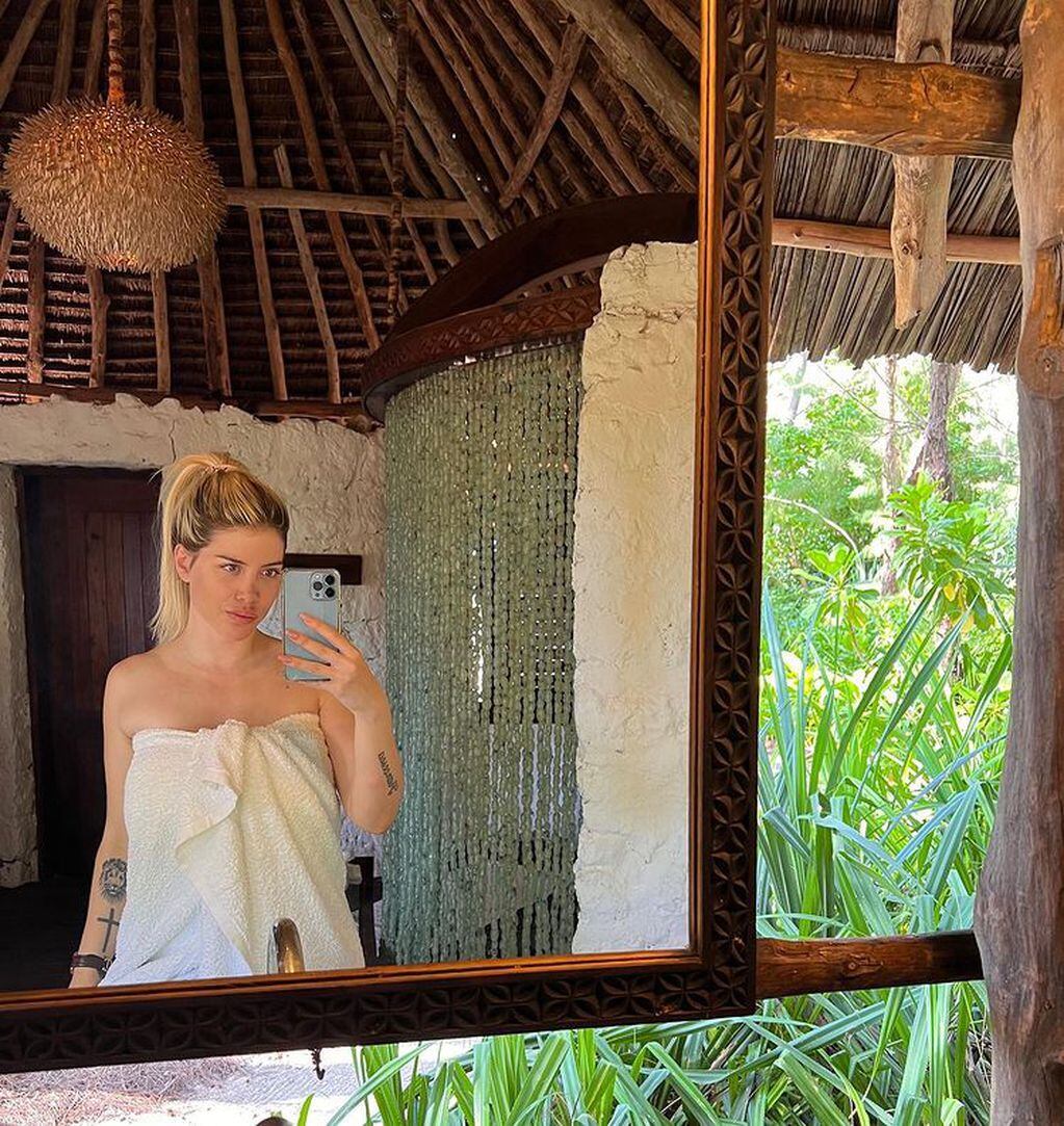 La fotografía de Wanda Nara frente al espejo y en toalla desde África.