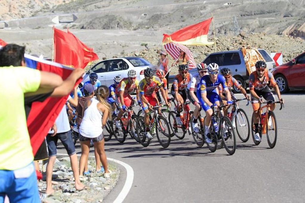 El aliento de los fanáticos a la vera de la ruta.