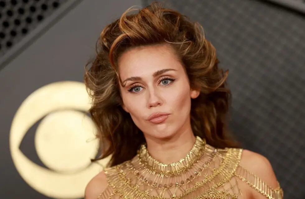 Premios Grammy 2024: Miley Cyrus deslumbró en la red carpet con un vestido dorado estilo Cleopatra.