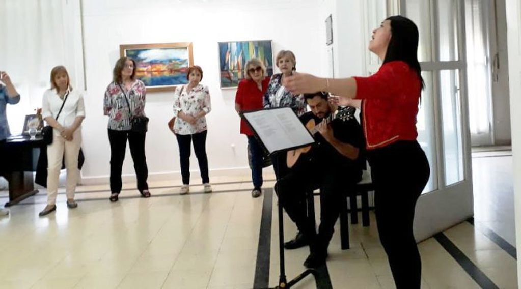 Leticia Pérez y Machi Sánez cantaron junto a los presentes (Municipalidad de Santa Rosa)