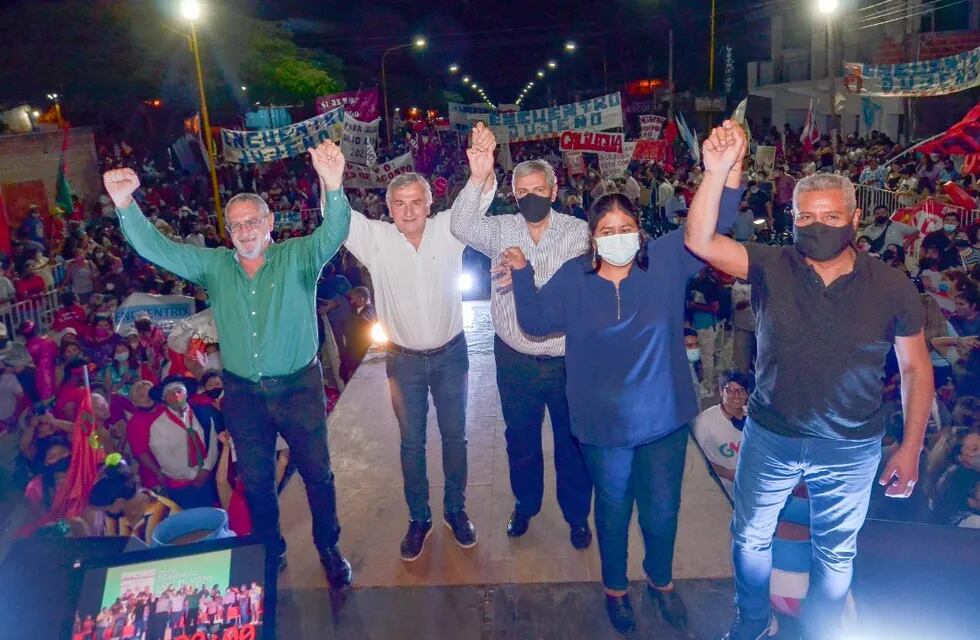 Bouhid, Morales, Haquim, Sarapura y Santillán, en el saludo final para el cierre del acto con el que culminó la campaña proselitista del Frente Cambia Jujuy, en la ciudad de Libertador General San Martín.