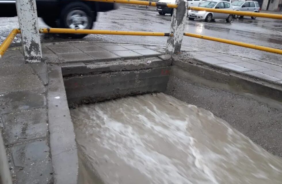 La lluvia caída hasta el momento llegó al tope del canal evacuado de la avenida Roca. Foto Marcelo Vidal