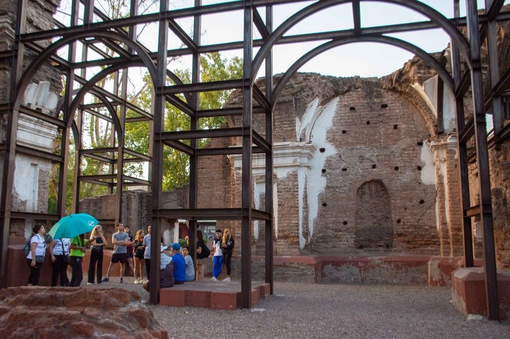 Mendoza: el turismo, en la actualidad realiza una visita guiada en las ruinas testigos de la iglesia de San Francisco.