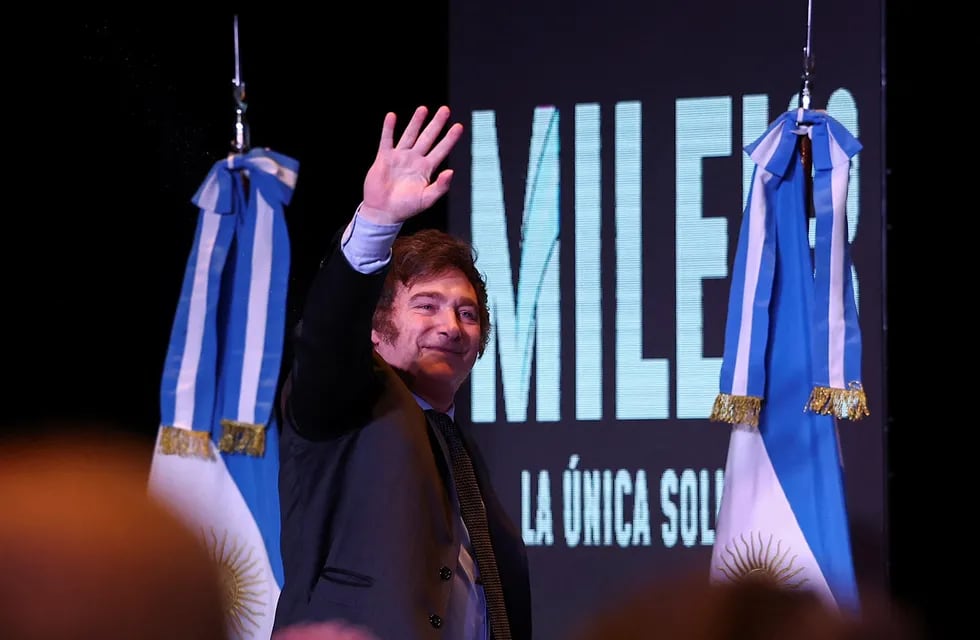 El presidente electo de Argentina, Javier Milei, saluda a sus partidarios después de ganar la segunda vuelta de las elecciones presidenciales de Argentina.