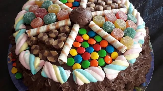 La mega torta de golosinas que eligió Pampita para sorprender a su hijo Beltrán en su cumpleaños