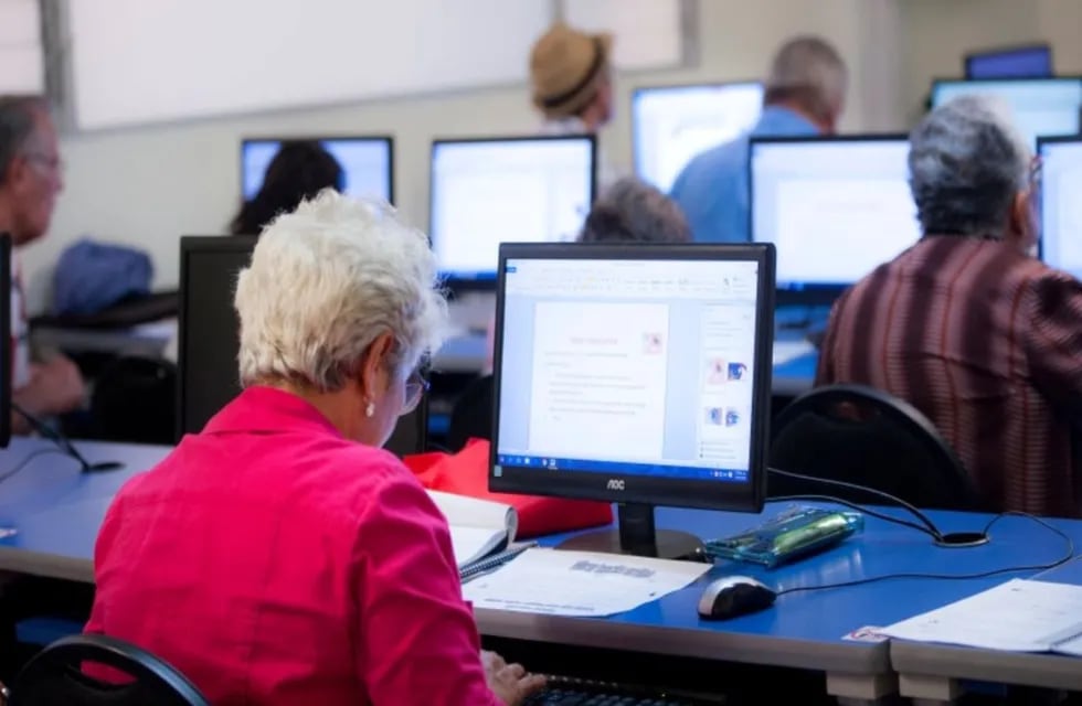 La Municipalidad de Córdoba ofrece cursos gratuitos para formar en tecnología a mayores de 50 años.