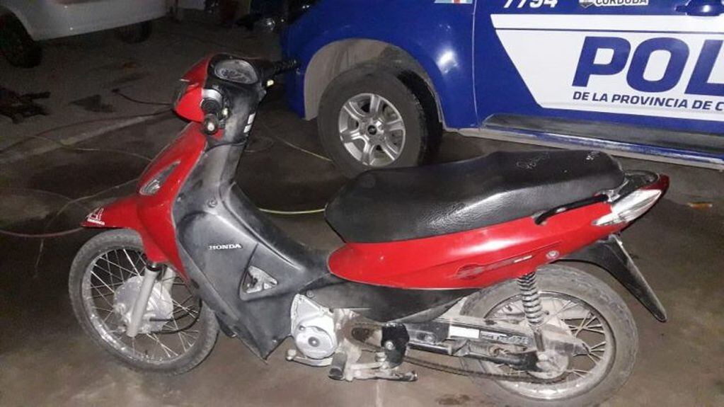 Motocicleta Honda roja policiales Arroyito