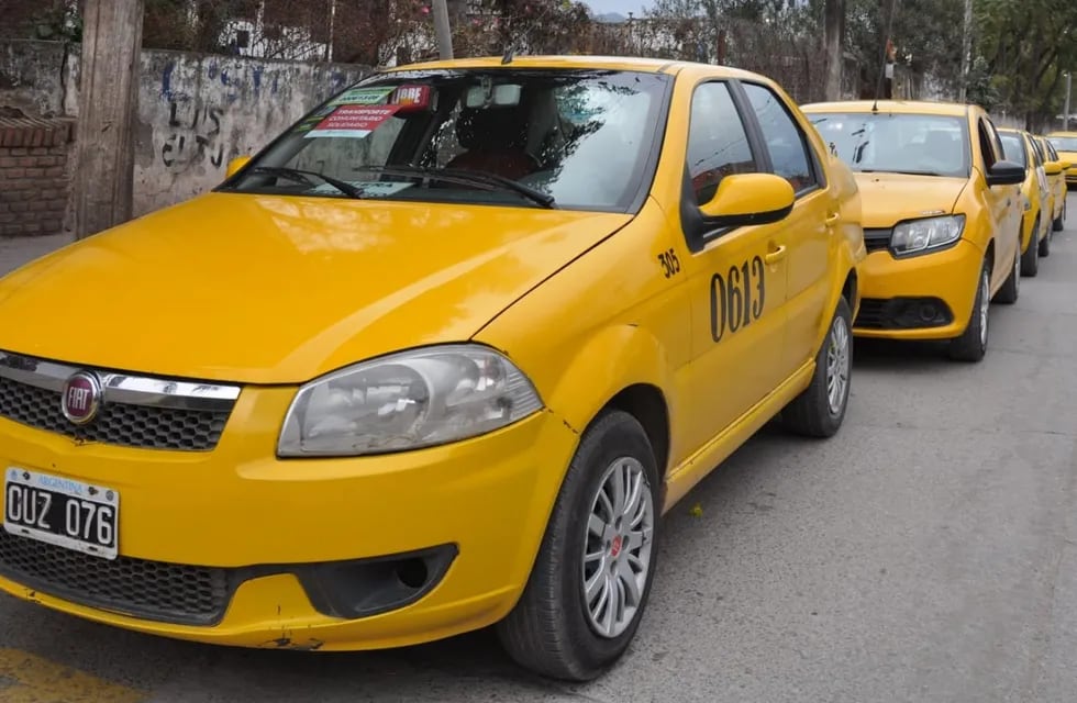 Taxis de radio llamada, en San Salvador de Jujuy.