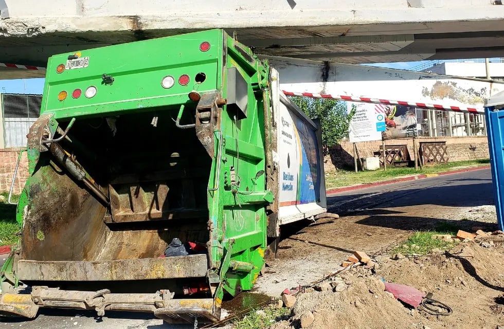 El camión quedó destrozado tras chocar contra el puente ferroviario.