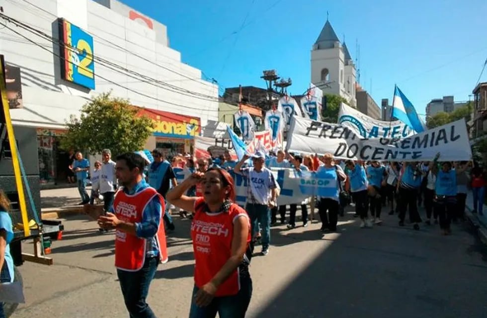 Docentes marcharon en reclamo de aumentos salariales. Rechazaron el 30% anunciado a través de los medios por falta de seriedad. Foto: ChacoDíaPorDía.