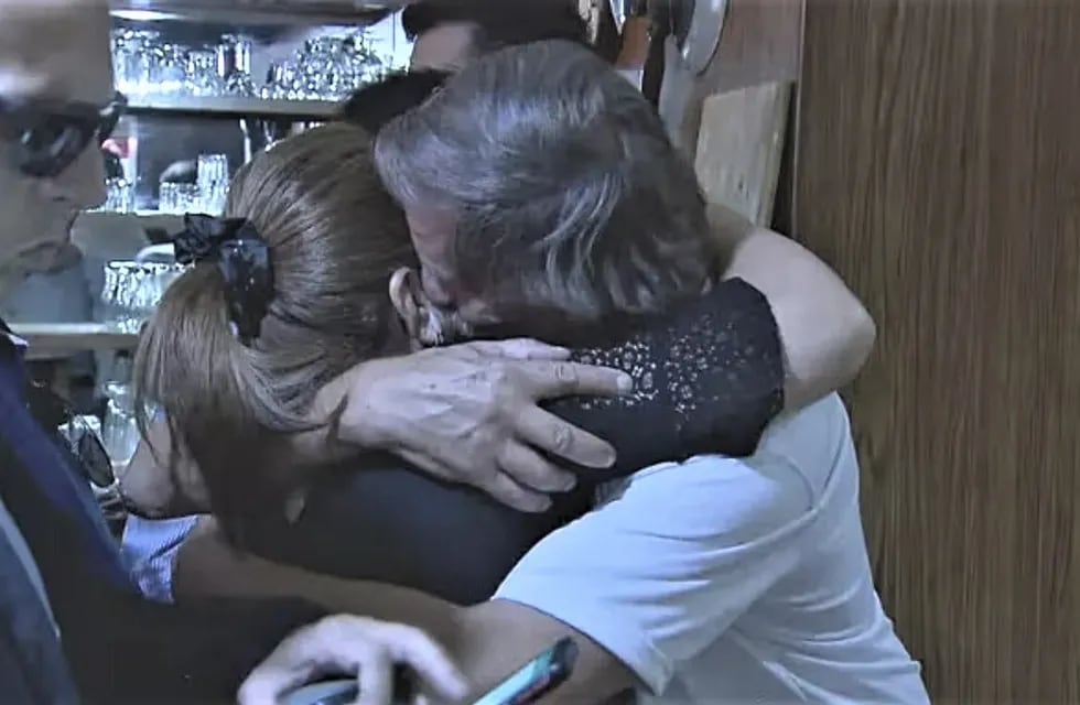 Ramón Dupuy, abuelo de Lucio, abrazando a Graciela Sosa, madre de Fernando.