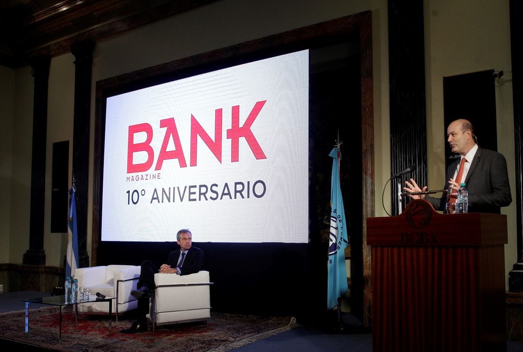 DYN207, BUENOS AIRES 04/10/2016, EL PRESIDENTE DEL BANCO CENTRAL, FEDERICO STURZENEGGER, ESTE MEDIODIA DURANTE EL CIERRE DE LA JORNADA DEL SEMINARIO "LOS DESAFÍOS DE LA PRÓXIMA DÉCADA" EN LA BOLSA DE COMERCIO DE BUENOS AIRES. FOTO: DYN/ALBERTO RAGGIO.