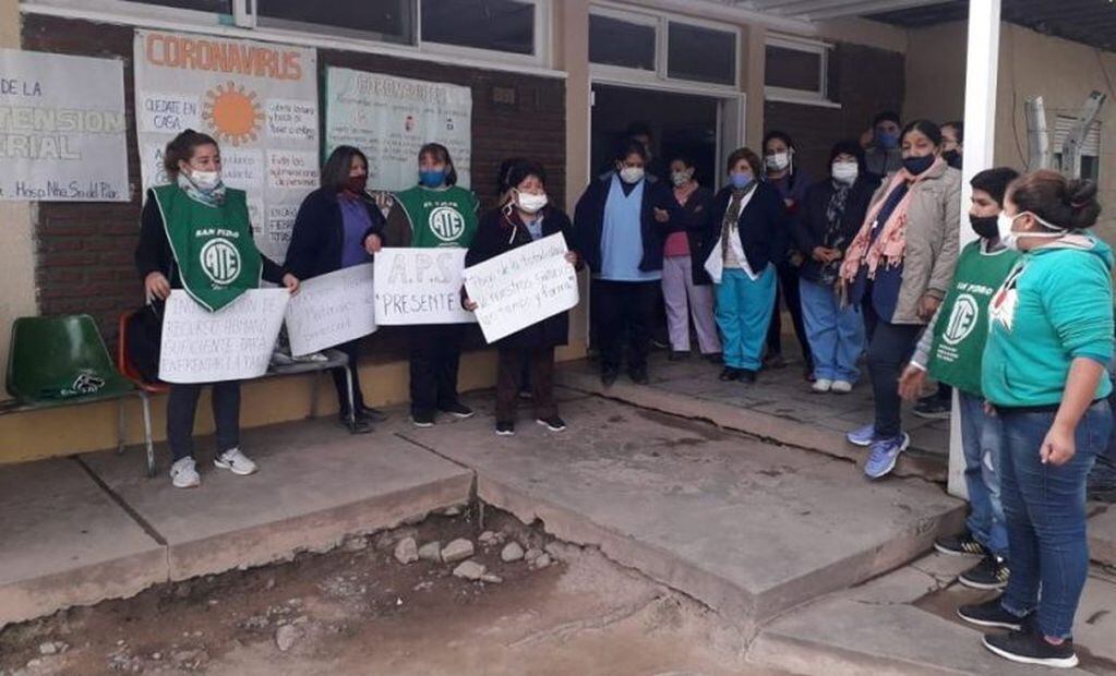 Trabajadores, delegados y dirigentes salieron a las puertas de los puestos de salud para sumarse al "ruidazo" de este jueves en Jujuy.