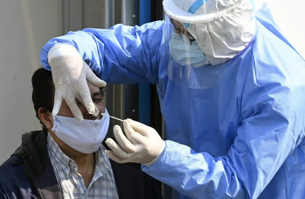 Hisopan a un hombre para determinar si tiene coronavirus (AFP)