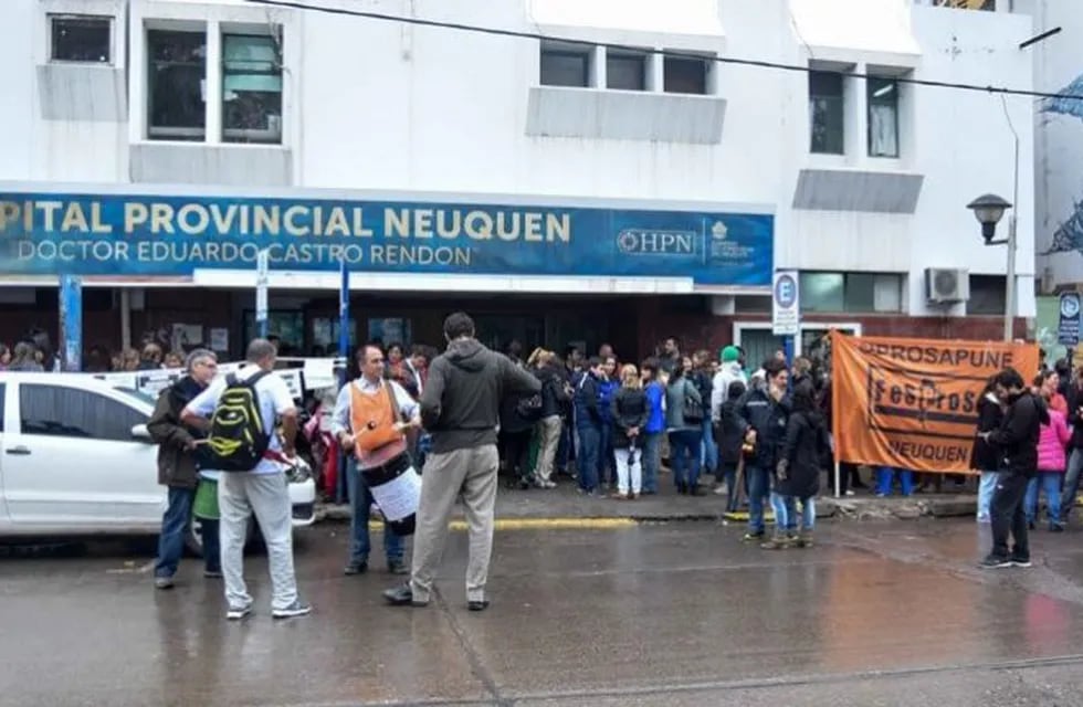 Profesionales de la salud marchan en Neuquén. Fotografía: Gentileza Agustín Martínez.