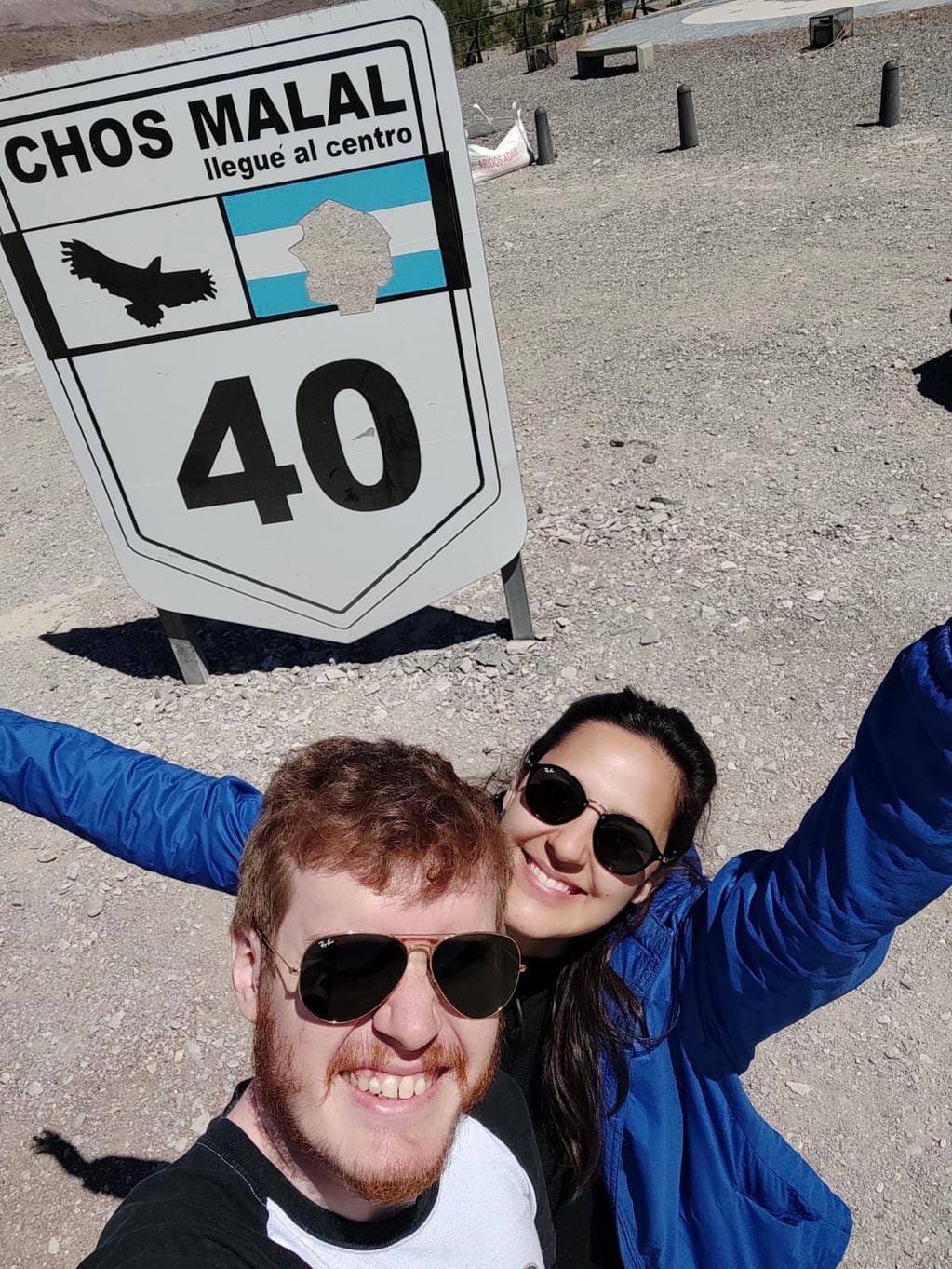 La pareja festejando que llegaron a "la mítica ruta 40", uno de los objetivos de su viaje.