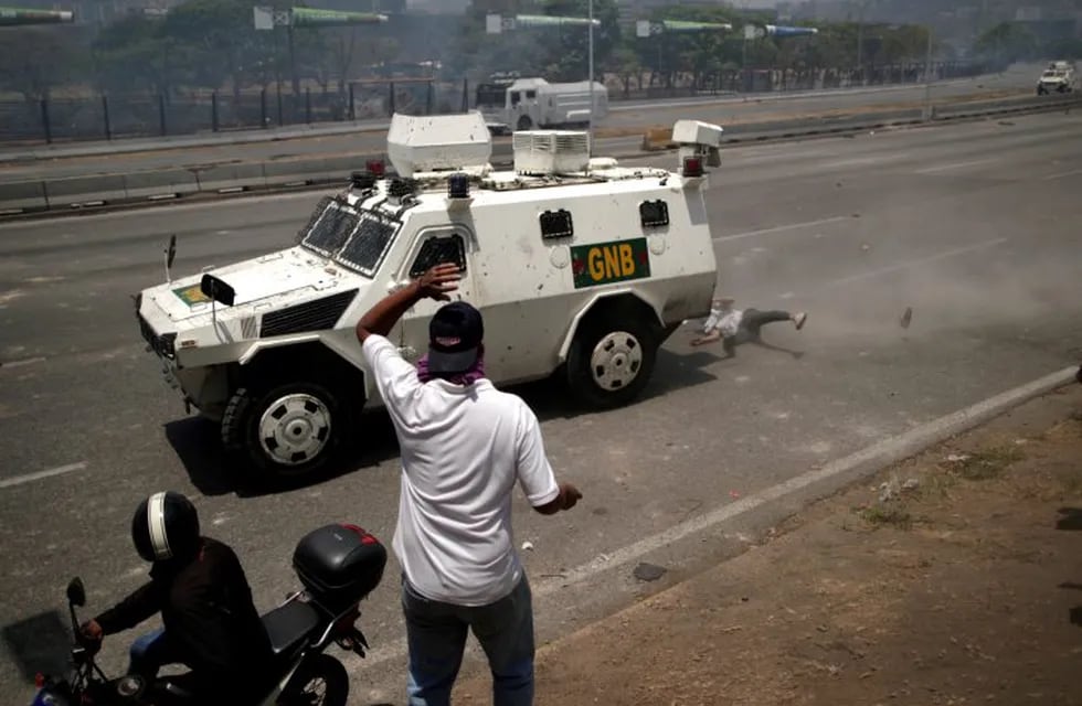 Un tanque con militares chavistas arrolló a manifestantes en Venezuela. (REUTERS)