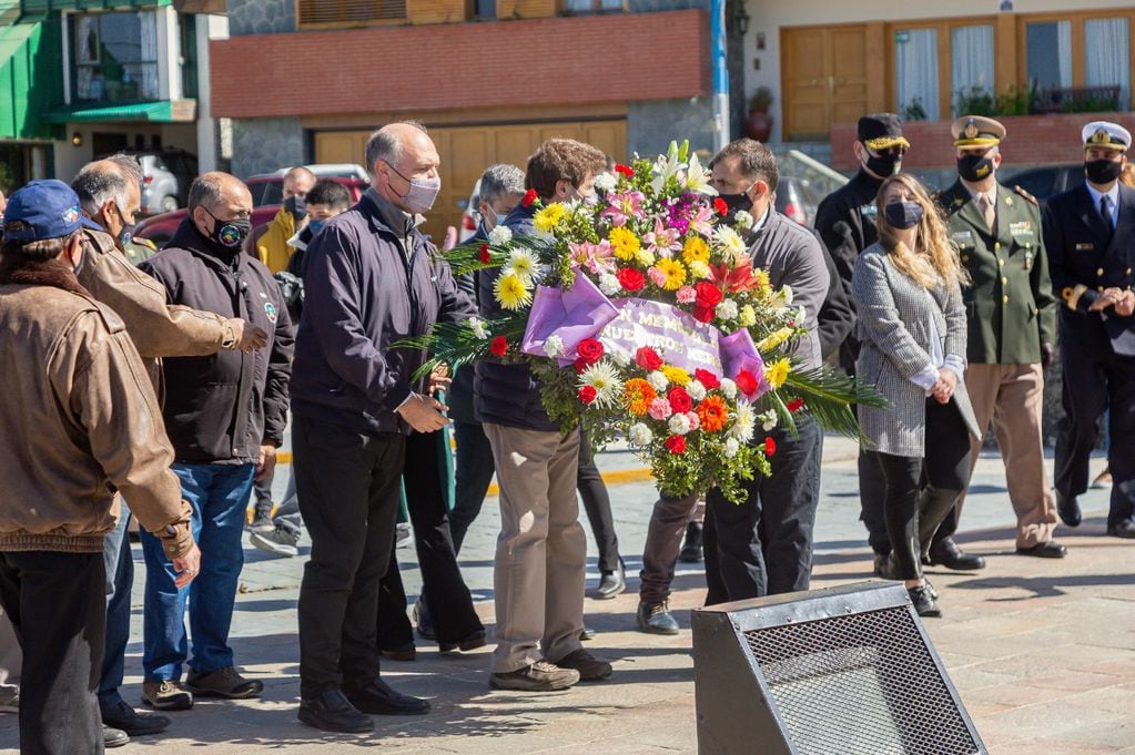 Los presentes entregaron ofrendas florales en honor a los caídos en combate.