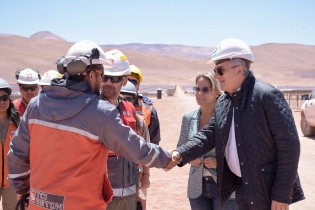 Los técnicos a cargo de la planta solar saludan al gobernador Morales a su arribo a Cauchari.