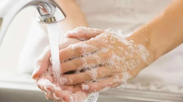 El lavado frecuente de manos, consejo clave (LaVoz/Archivo)