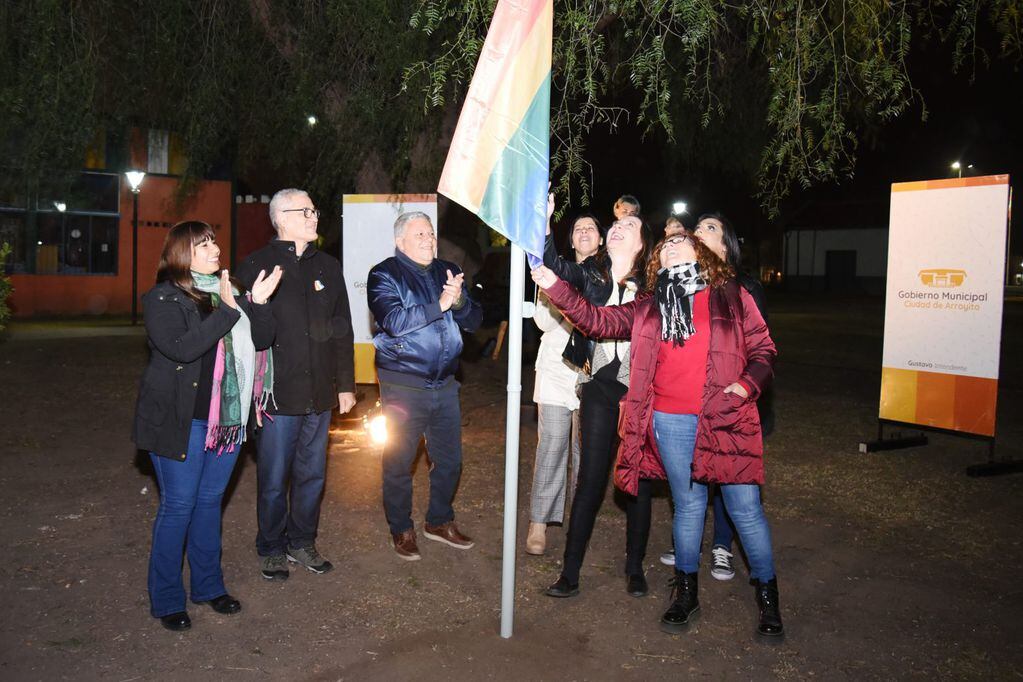 Izaron la Bandera de la Diversidad en Arroyito