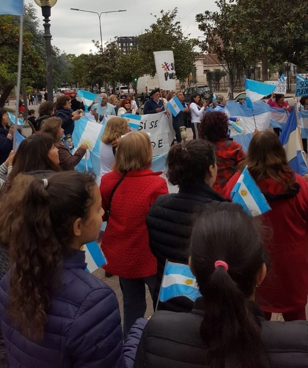 Personas de diferentes edades se congregaron este sábado en la plaza Belgrano.