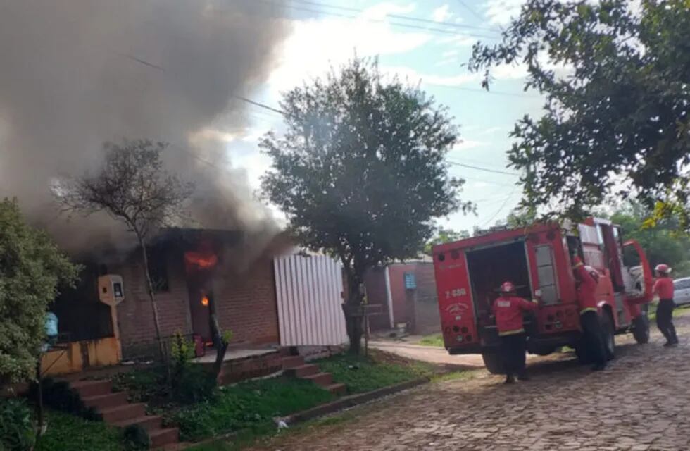Incendio en el barrio Fátima consumió casi por completo una vivienda.