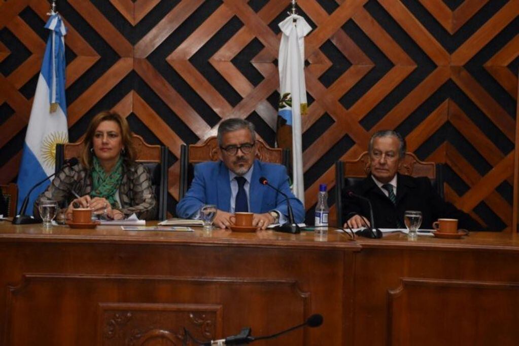 Silvia Aizpeolea, José Luis Flores y Gustado Miranda Folch integran el tribunal. Foto: El Diario de la República.