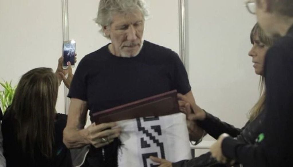 Roger Waters en una reunión con las madres de los soldados de Malvinas
